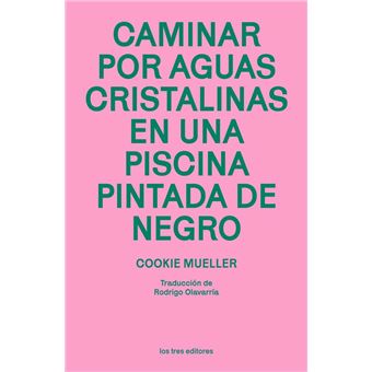 Caminar por aguas cristalinas en una piscina pintada de negro