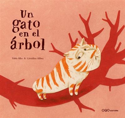 Un gato en el árbol