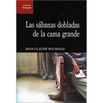 Las sábanas dobladas de la cama grande