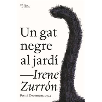 Un gat negre al jardí