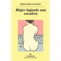 Mujer bajando una escalera