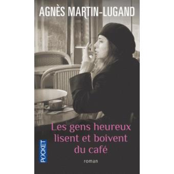 Les gens heureux lisent et boivent du café