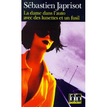 La dame dans l'auto avec des lunettes et un fusil