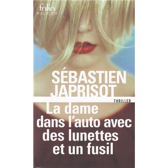 La dame dans l'auto avec des lunettes et un fusil