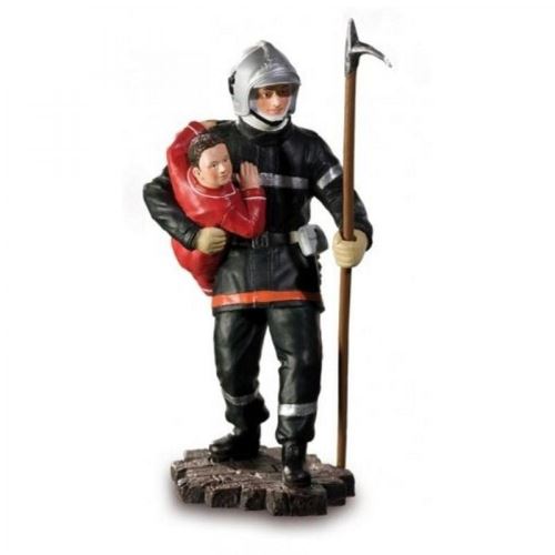 Figurine pompier sauvant un enfant