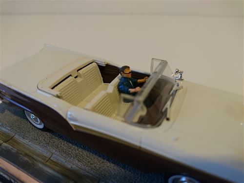 Ford Fairlane Skyliner James Bond 007 1/43 Dy047