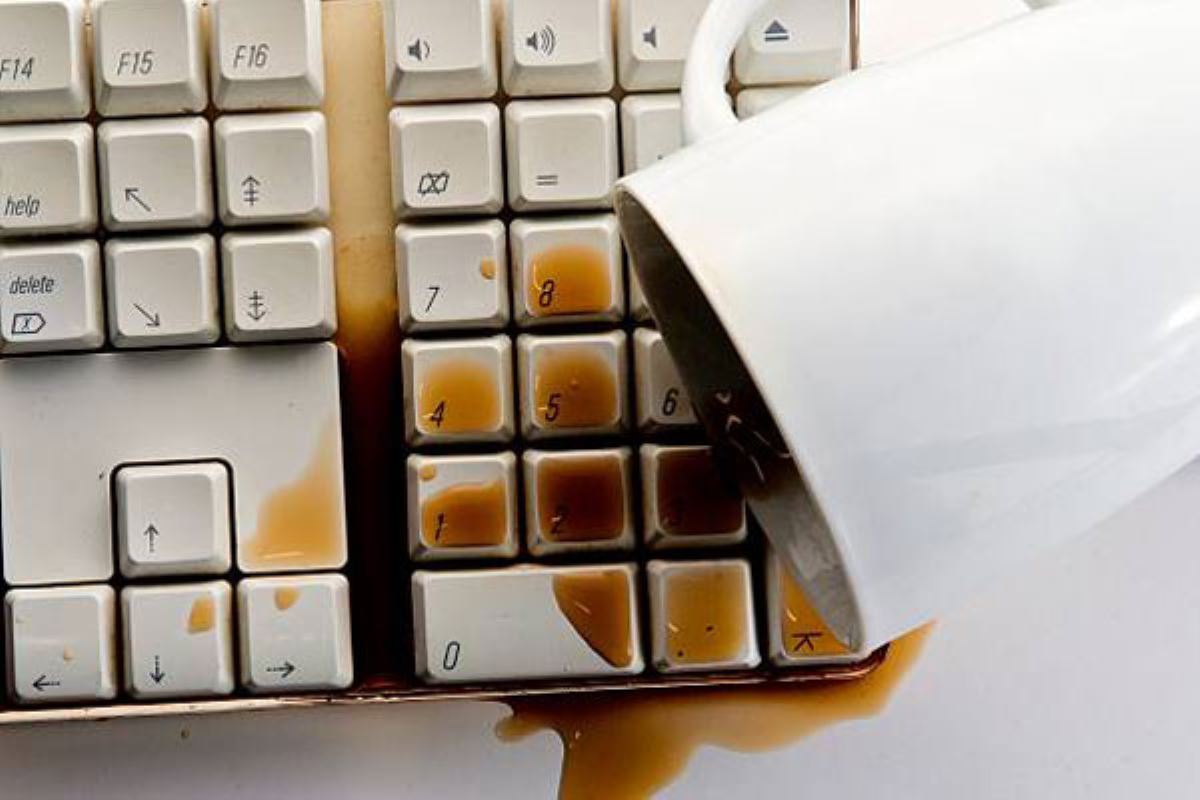 Café renversé sur mon ordinateur ou mon clavier, que faire ?