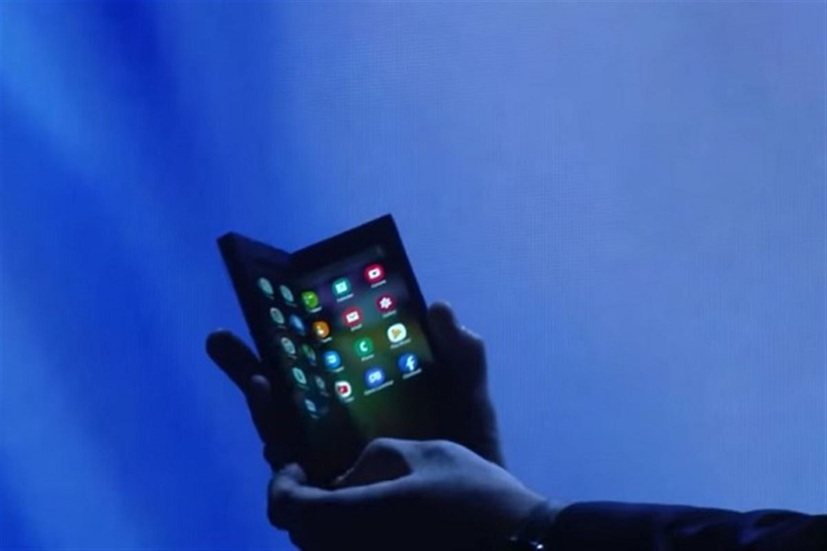 Samsung dévoile le smartphone à écran pliable !