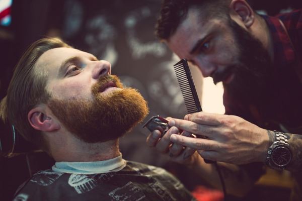 ginger-bearded-guy-at-the-barber-shop-picture-id929581612
