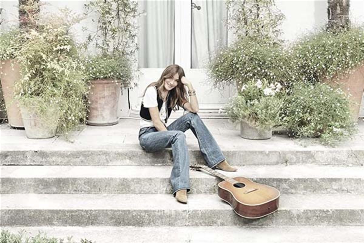 Carla Bruni revient avec un nouvel album éponyme : le sillon musical d'une artiste singulière