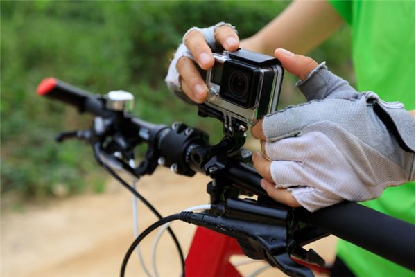 GoPro ou Dashcam : quelle caméra pour filmer en moto et comment