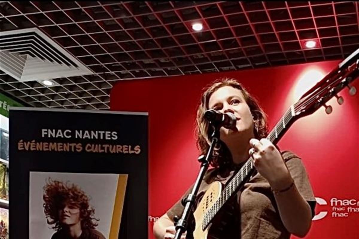 Emma Peters en showcase à la Fnac de Nantes