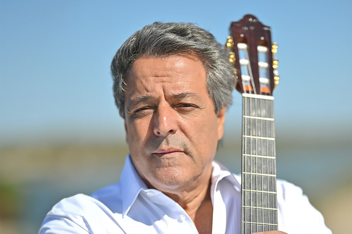 Chico, le musicien fondateur des Gypsy Kings puis de Chico & the Gypsies en dédicace à Nîmes !