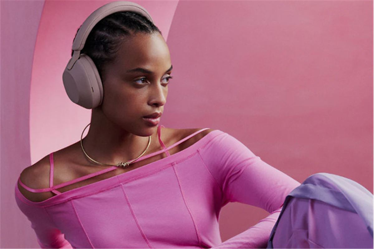 Le casque Sony WH-1000XM5 se met au rose