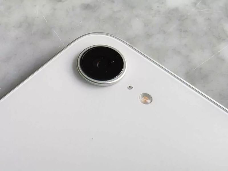 iPhone 16e module photo