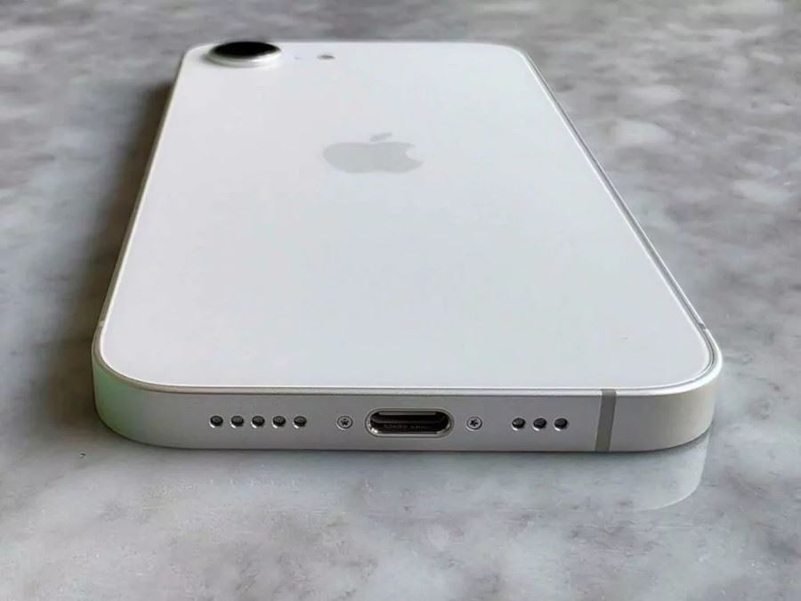 iPhone 16e port USB-C