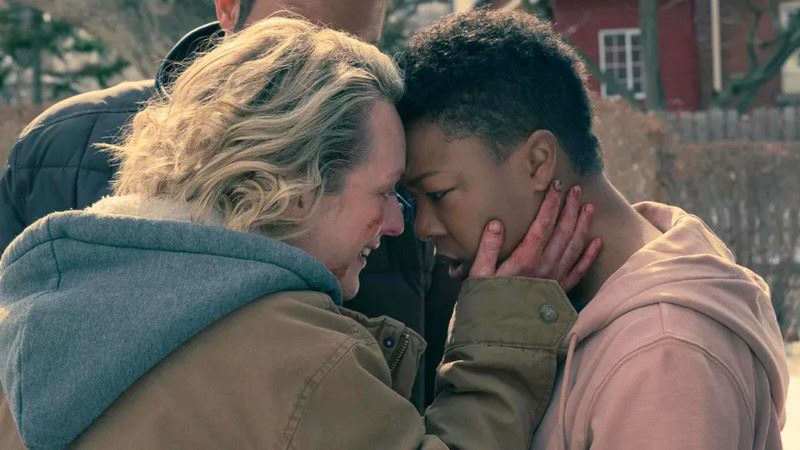 Elizabeth Moss Samira Wiley Handmaids Tale