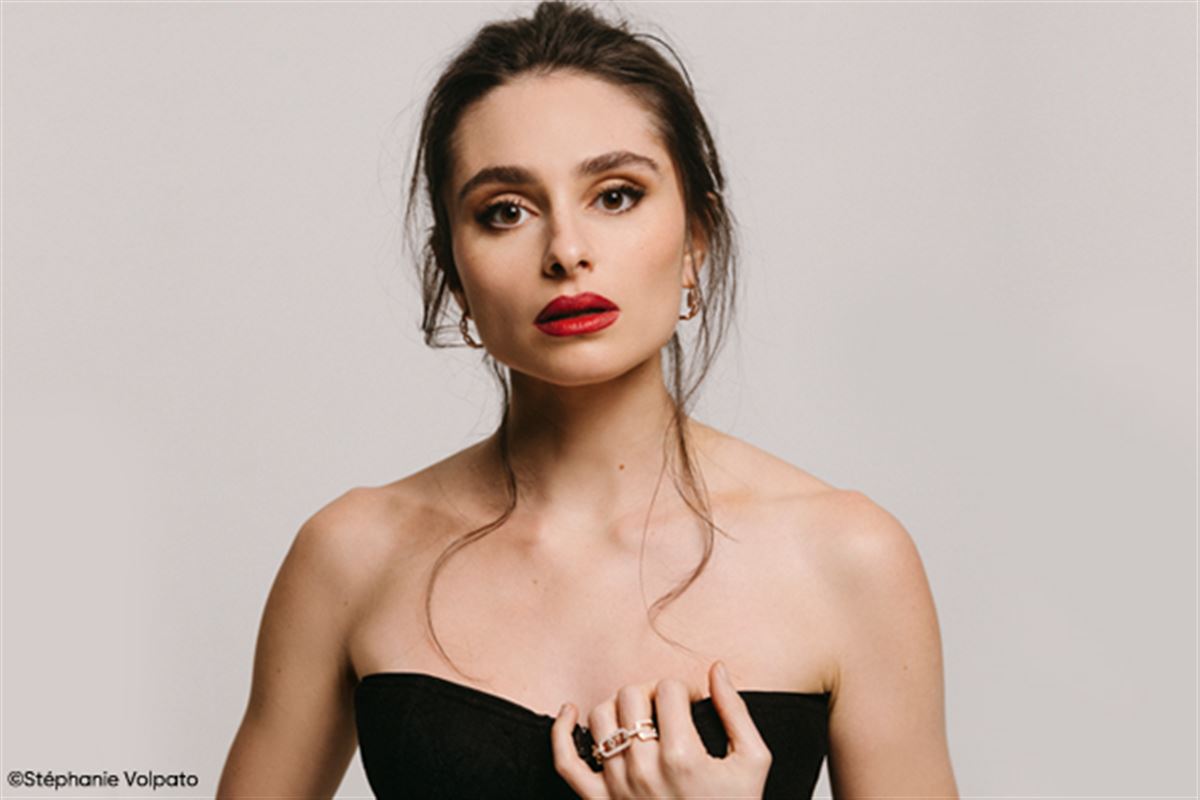 Esther Abrami en rencontre musicale et dédicace à la Fnac Lyon Bellecour