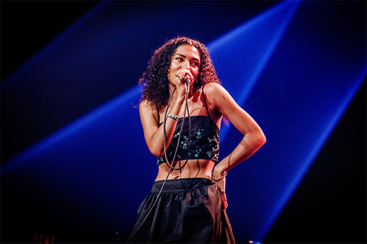 Olivia Dean : qui est cette tornade soul-pop qui fera chavirer l'Accor Arena ?