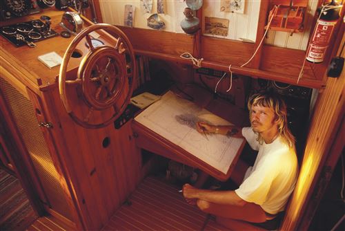 Renaud à bord de son voilier, en Guadeloupe, en avril 1987