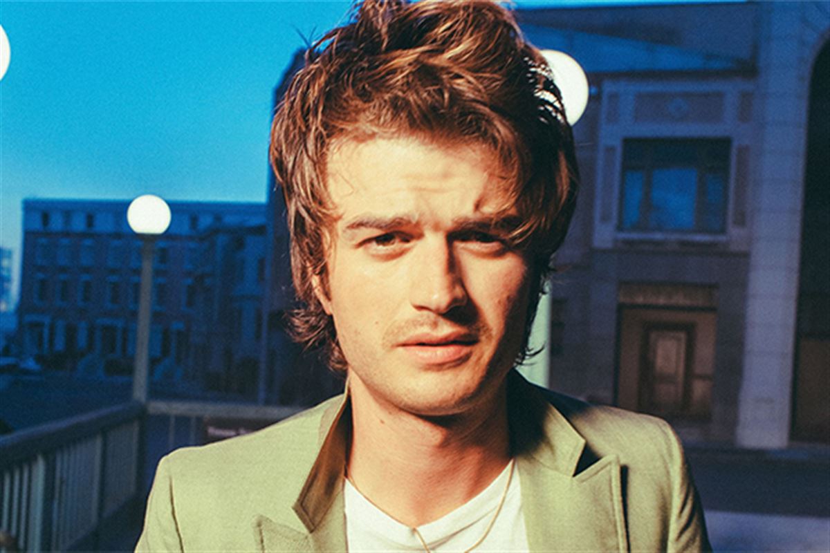 De "Stranger Things" à Djo : comment Joe Keery s'est réinventé en rockstar