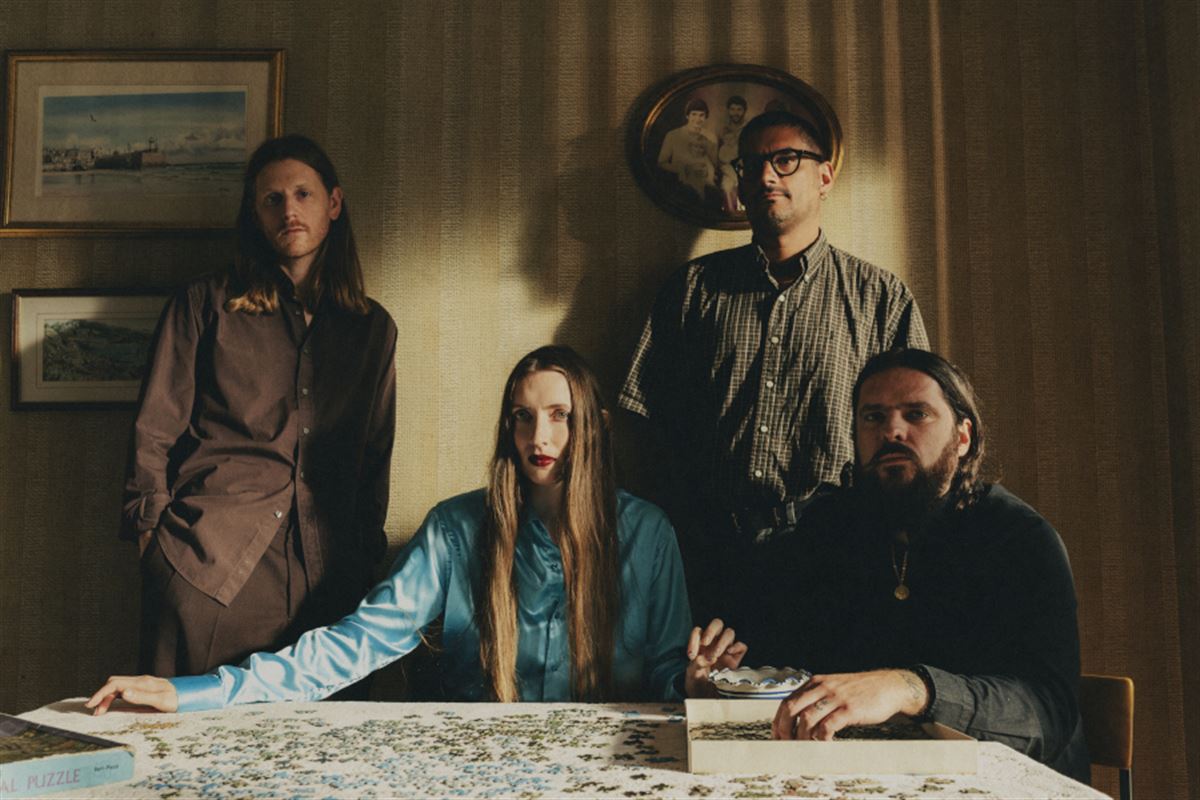 "Parler plutôt que chanter, c’est mon refuge" : Dry Cleaning hypnotise le post-punk