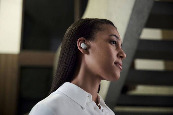 WF-1000XM6_PlatinumSilver_Wearability-Large