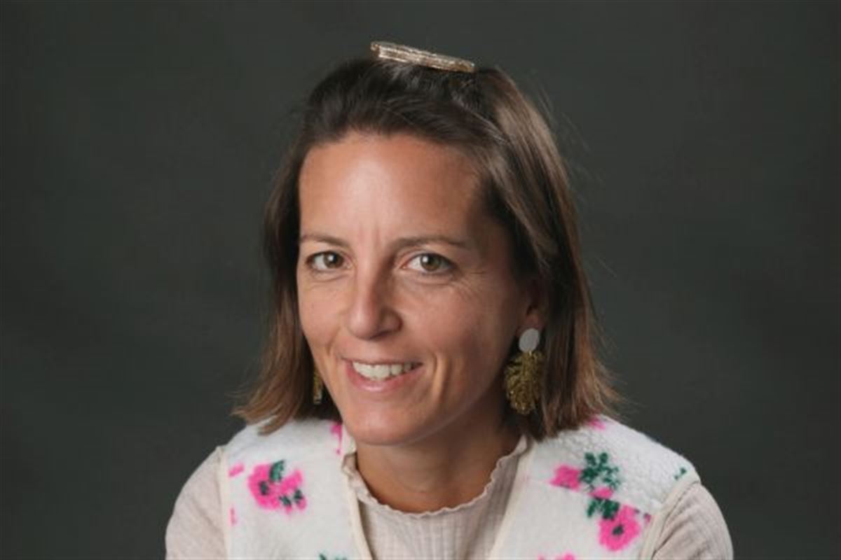 Emilie Guillois en dédicace à la Fnac de Laval