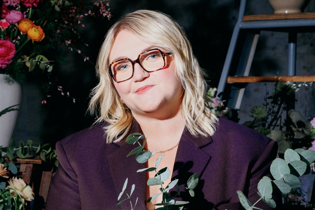 Entre burn-out et punchlines : le seule-en-scène hilarant et sensible de Lola Dubini