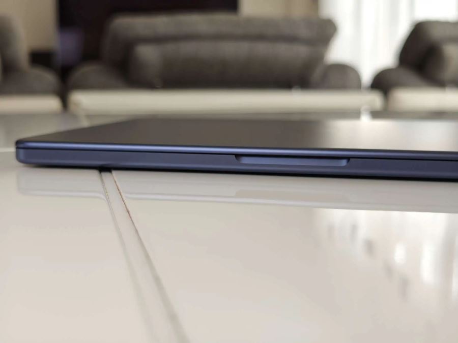 MacBook Neo vue lat&eacute;rale