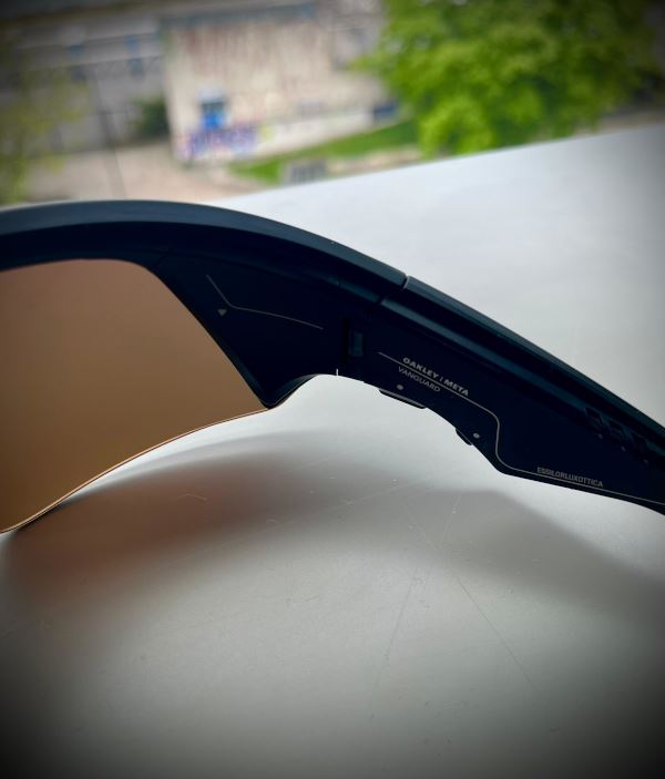 Test Lunettes Meta Oakley zoom marque branche