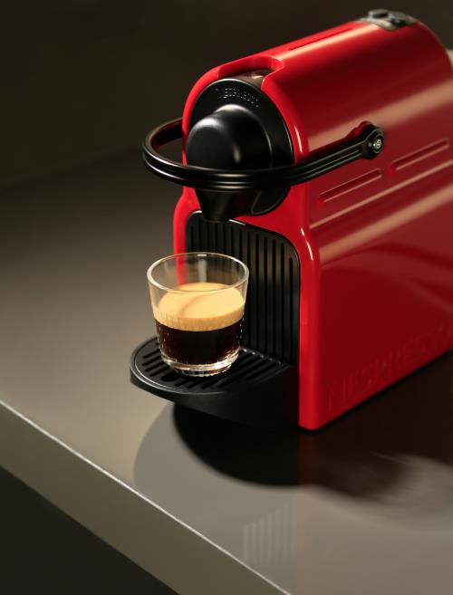 Nespresso Inissia : la machine à café compacte, rapide et design ...