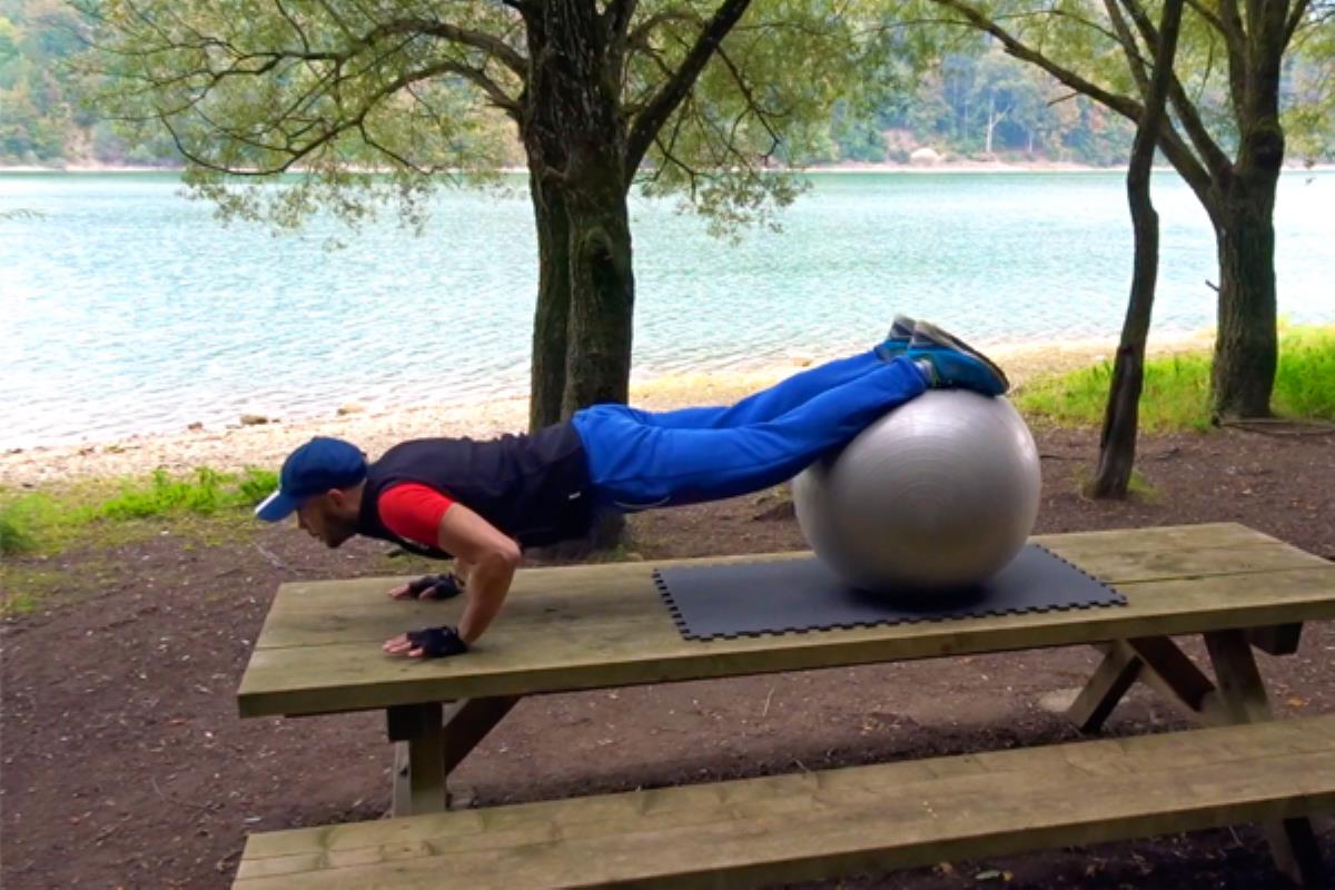 Swiss ball : 3 exercices en vidéo pour muscler tout le corps