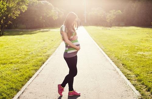 femme-enceinte-marche