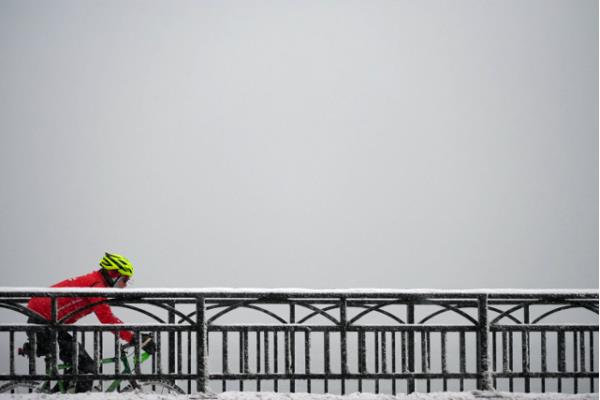 Cycliste sous la neige