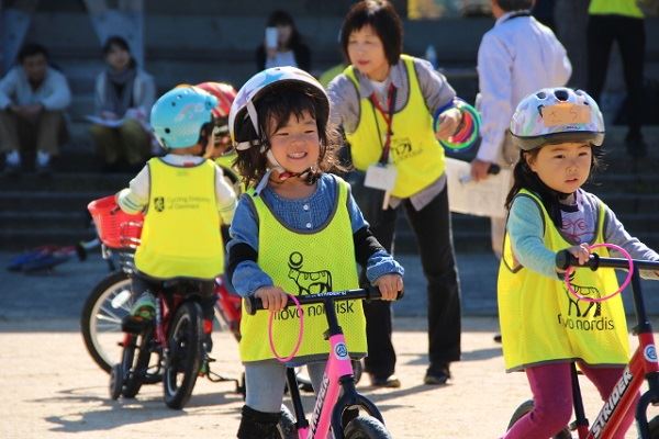 Enfant Faisant Du Vélo Dans Un Casque Enfant Faisant Du Vélo Dans Un Casque  De Protection Sécurité Sports Et Activités Pour Enfants