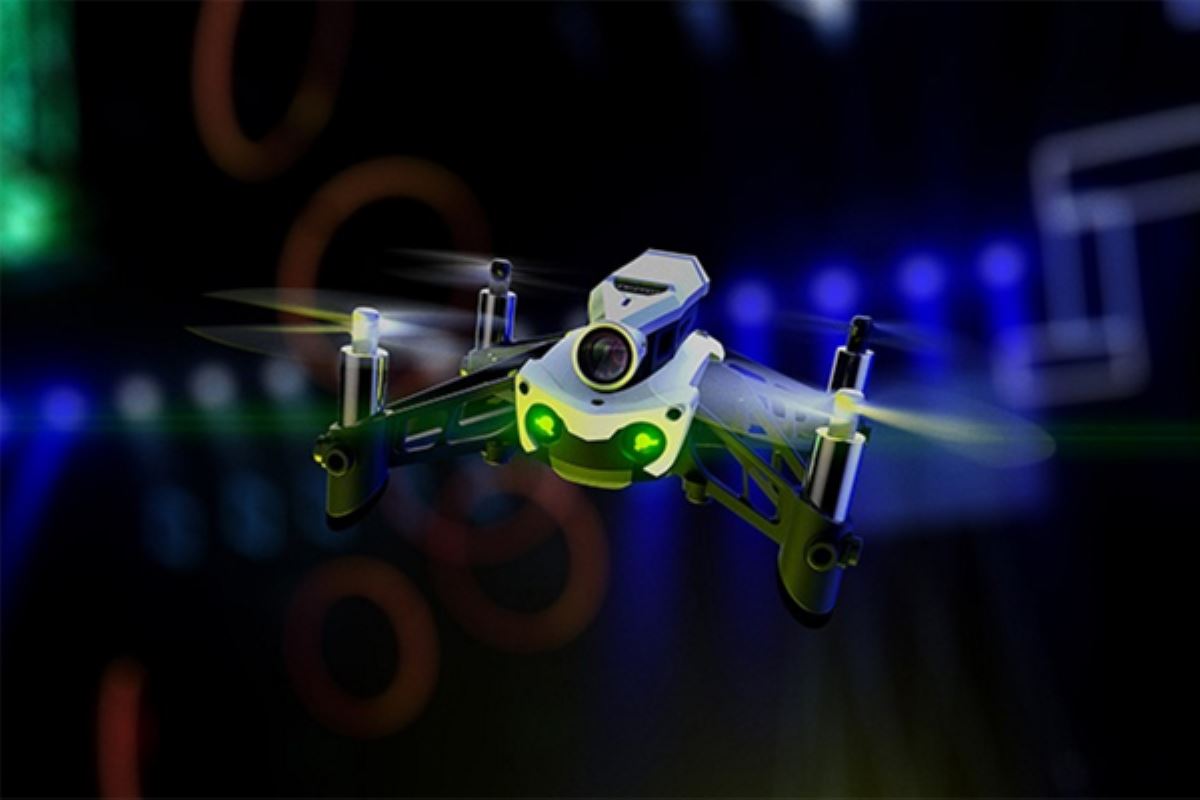 Parrot Mambo FPV : le drone de course qui tient dans la main