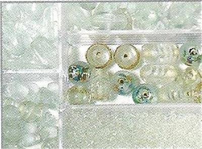 Boîte avec perles en verre, - Cristal de roche