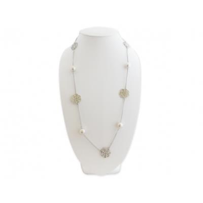 Collier orné de fleurs argentées et perles sable nacrées bijou fantaisie pas cher pendentif