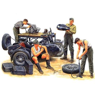 Figurines 2ème Guerre Mondiale : Equipe d'entretien motocycliste allemand : Moto BMW R75 Master Box