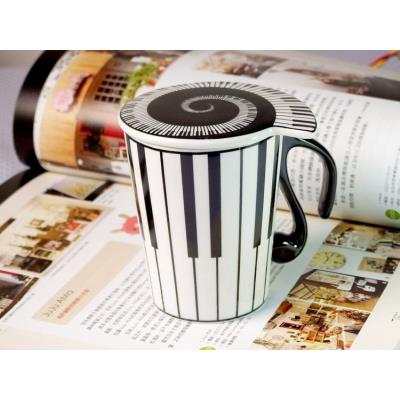 T-Shirts, objets & cadeaux MUSIC SALES MUG MOTIF PIANO AVEC COUVERCLE Table et cuisine