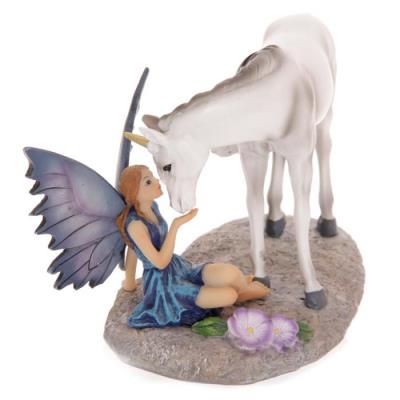 Contes De Fées Statuette Licorne embrassant Fée par Lisa Parker