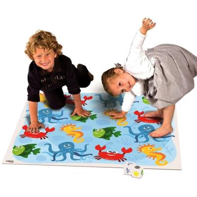 Enfants Faisant De L'activité Physique Avec Le Jeu Twister