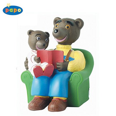 Papo - Petit Ours Brun - Tirelire Petit Ours Brun sur les genoux de Papa
