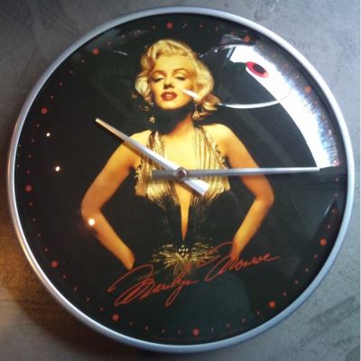pendule metal ronde marilyn monroe robe doré horloge
