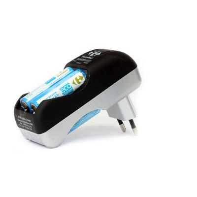 Uniross - Chargeur de batteries AA/HR6 et AAA/HR03 + 4 accus AA 1900 mAh et 2 accus AAA 600 mAH - ref: U0211970E