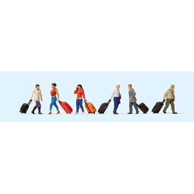 voyageurs avec leurs valises à roulettes