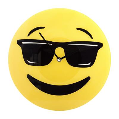 Horloge murale smiley avec lunettes de soleil émoji