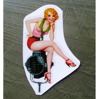 mini sticker pinup rousse assise sur projecteur autocollant