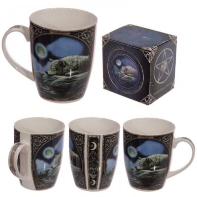 Mug Loup Allongé près d'un lac par Lisa Parker